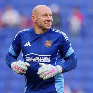 Brad Guzan: Kiper Plontos dari Amerika yang Gak Pernah Heboh, Tapi Selalu Siap Jaga Gawang