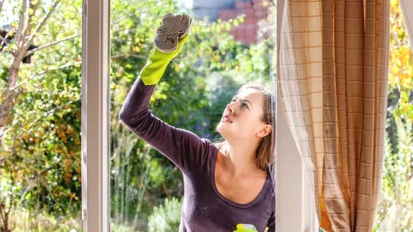 Trik Membersihkan Sela-Sela Jendela Yang Penuh Debu Hitam